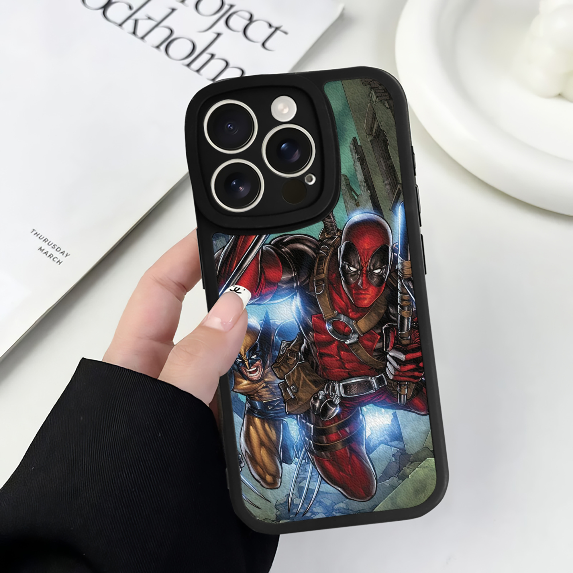 （画像用） Deadpool デッドプール 【iPhone 16シリーズ対応】シリコンスマホケース（レザー調） 材質：シリコン